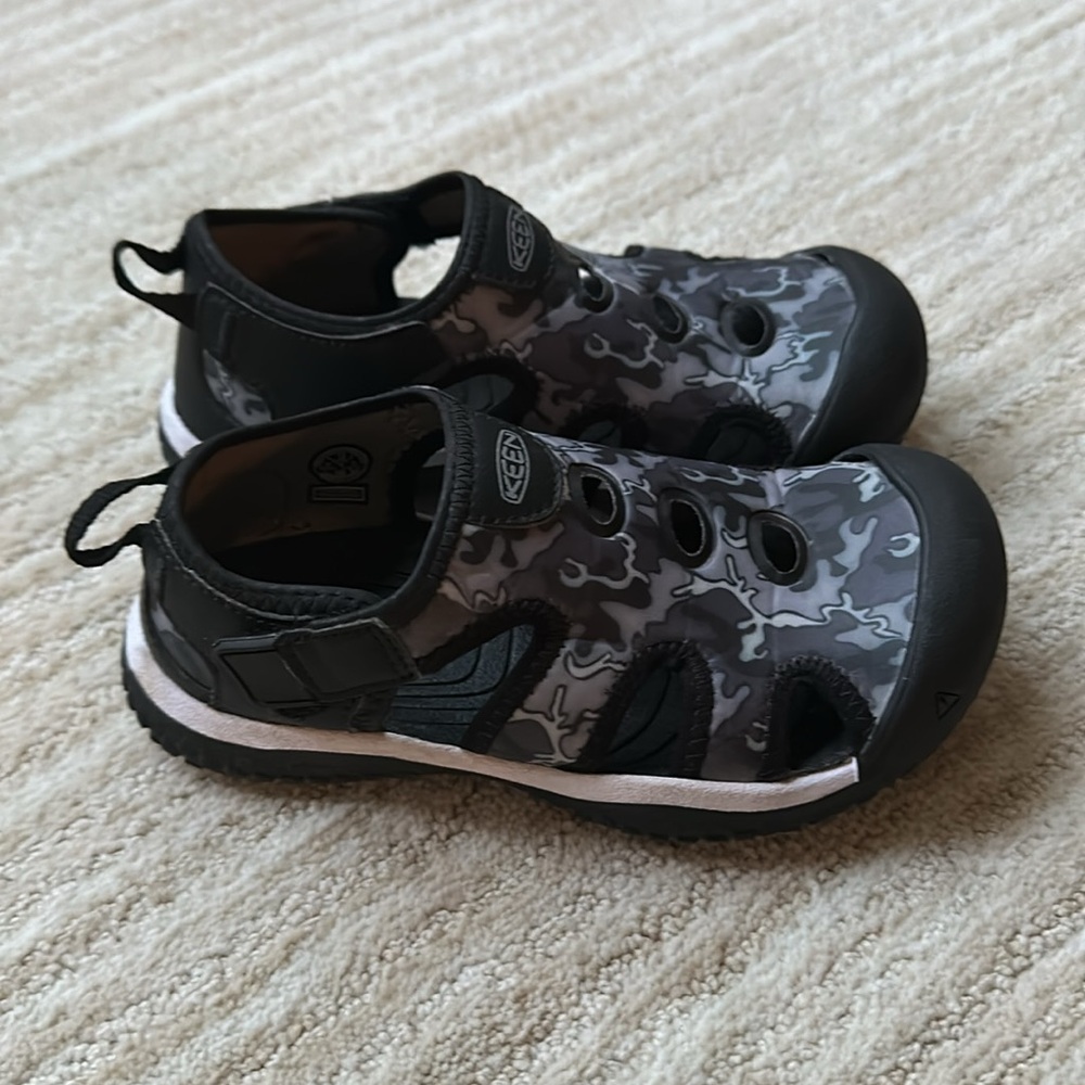 KEEN Stingray Water Shoes for Kids Black Camo Size 12 - Picture 4 of 16